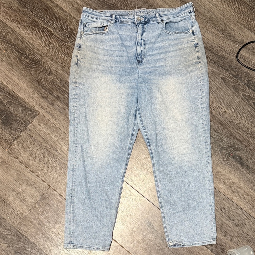 American Eagle Outfitters Light Wash Mom straight Jeans